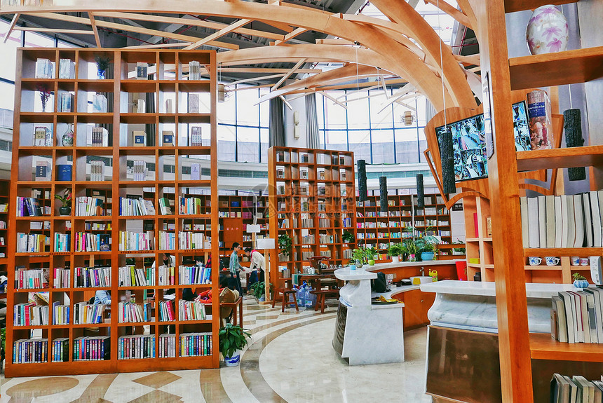 现代书店木质书架摆放设计图片