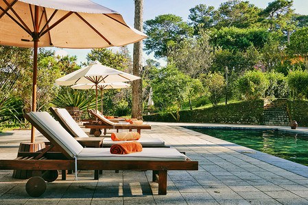 太阳伞躺椅越南大叻度假村泳池休闲椅背景