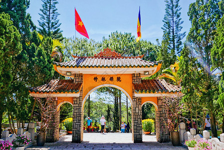 越南竹林禅院复古大门图片