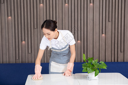 认真负责女性家政人员擦桌子背景