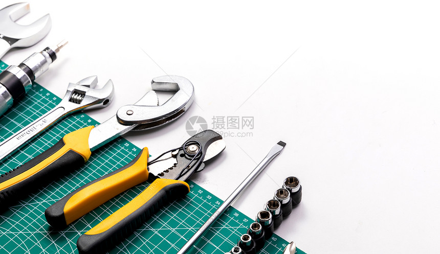 一堆工具在桌面上图片