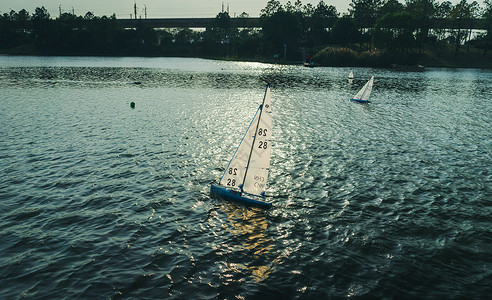 帆船竞技扬帆起航的小船背景