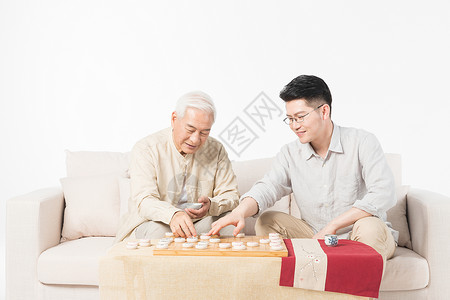 老年父子下棋背景图片