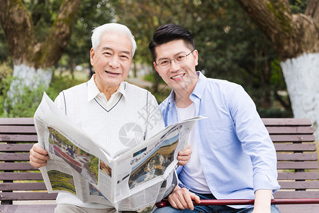 父子看报纸老年父子陪伴背景