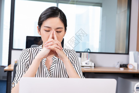 职场女性眼睛疼高清图片