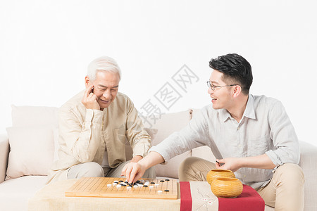 老年父子下棋图片