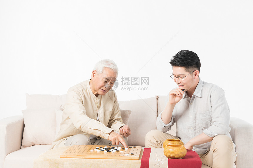 老年父子下棋图片