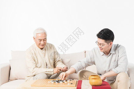老年父子下棋图片