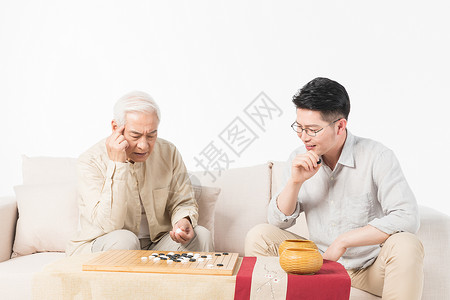 老年父子下棋图片