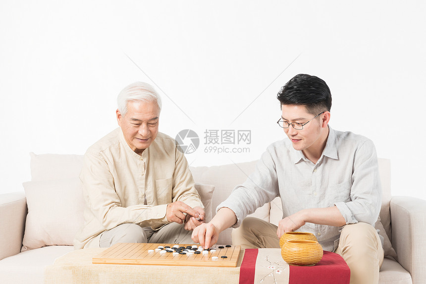 老年父子下棋图片