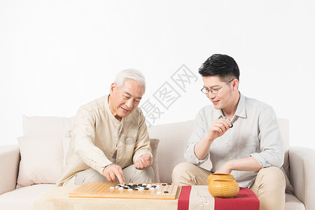 老年父子下棋图片