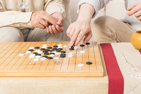 老年父子下棋特写背景图片