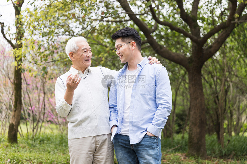 老年父子陪伴图片