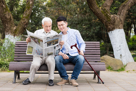 老年父子看报纸高清图片