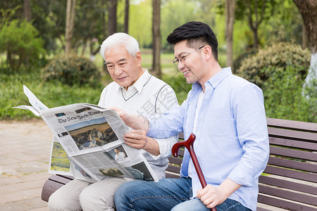 纸与生活素材父亲节老年父子看报纸背景