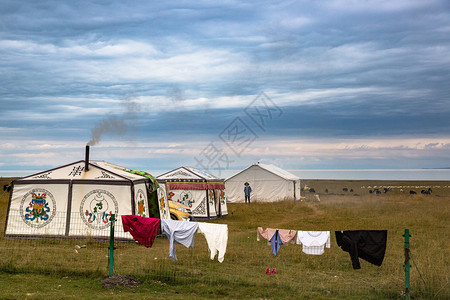 青海湖岸边牧民的家园背景图片