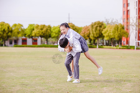 小学生操场嬉闹背景图片