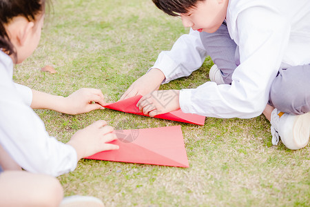 两个信封素材小学生操场折纸飞机背景