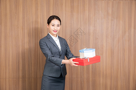 礼盒展示商务女性展示礼盒背景