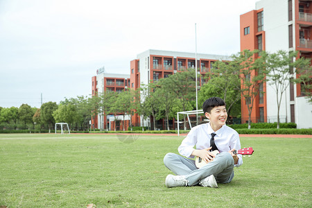 学校音乐素材初中男生操场谈尤克里里背景