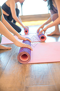 女性瑜伽锻炼整理瑜伽垫高清图片