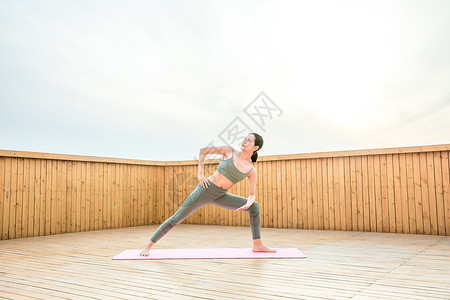 女性瑜伽健美动作背景图片