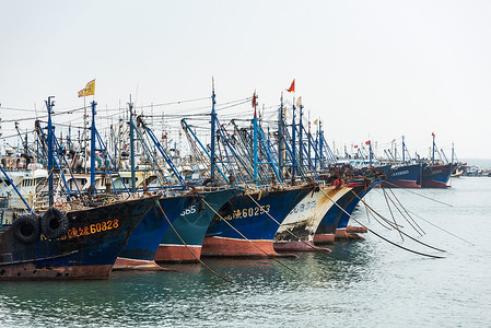 停靠码头的渔船背景图片