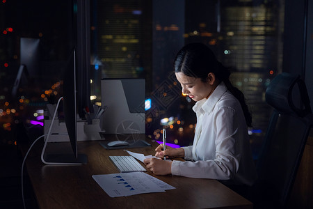 职场女性加班熬夜高清图片素材