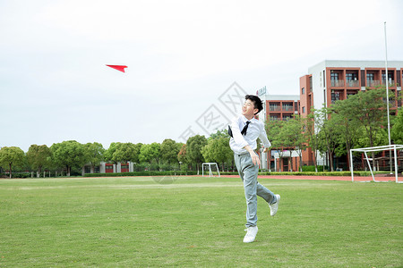 初中男生操场飞纸飞机图片素材