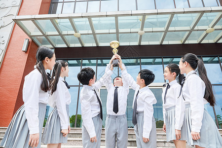 集体学习小学生团体手捧奖杯背景