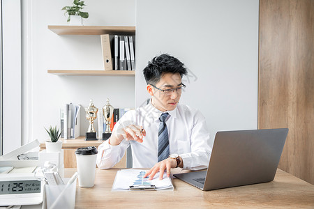 职业男性看笔记商务男性办公背景