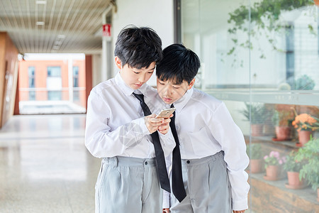 学生拿着手机小学生玩手机背景