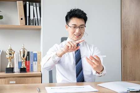 触控手机商务男性未来手机背景