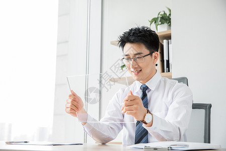 商务男性未来平板电脑图片