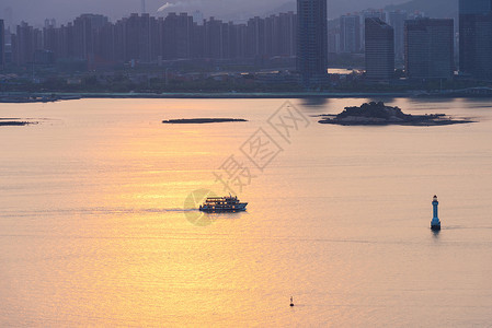 夕阳下海上的客船图片