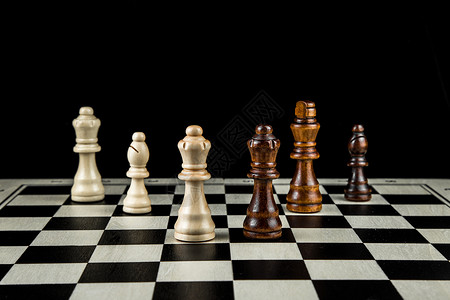 黑底棋盘国际象棋背景图片
