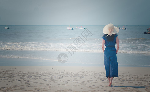 夕阳下女孩海边背影大海高清图片素材