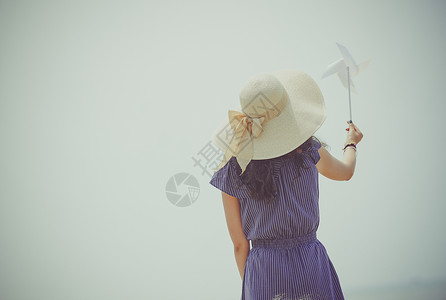 端午节玩耍少女海边夕阳少女玩耍背景