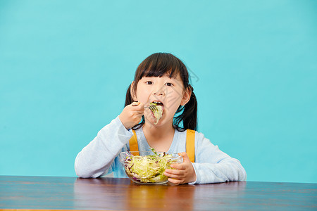小女孩吃沙拉图片素材