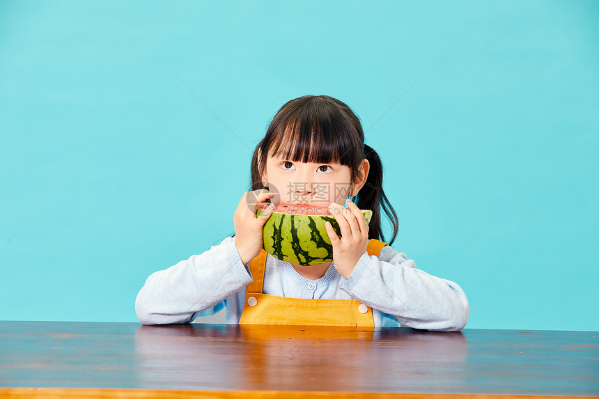 小女孩吃西瓜图片