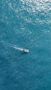 海面航拍海上小舟背景