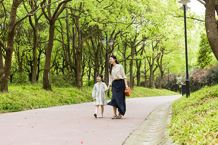 公园散步母女可爱母女散步背景