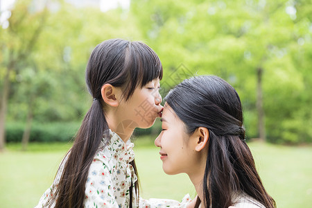 可爱母女亲吻图片