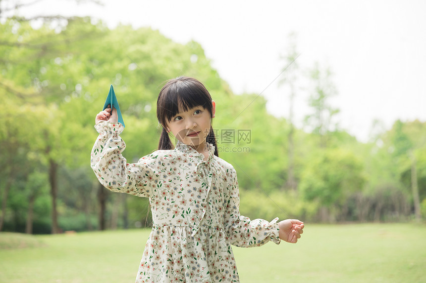 小女孩玩纸飞机图片