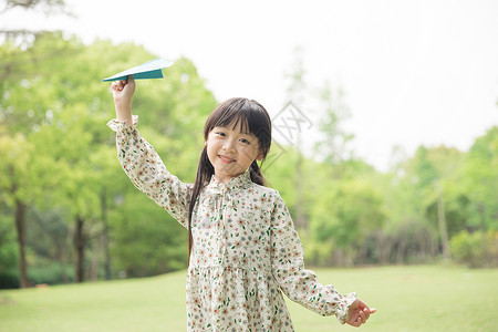儿童玩纸飞机儿童节小女孩玩纸飞机背景