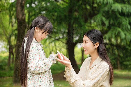 可爱母女擦防晒霜高清图片