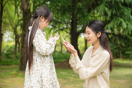 儿童防晒霜可爱母女擦防晒霜背景