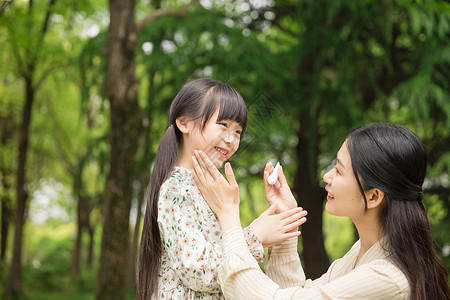 儿童防晒霜可爱母女擦防晒霜背景