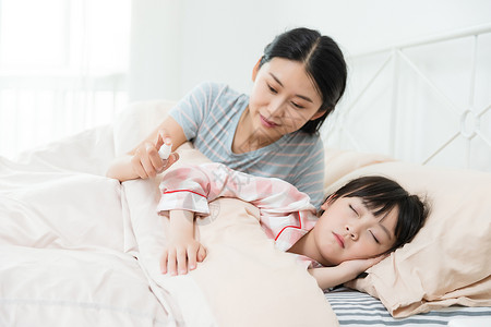 女性起居妈妈为女儿驱蚊背景