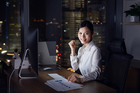 商务女性深夜加班加油高清图片